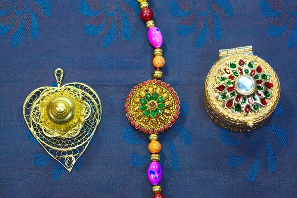 Празднование Индийского Фестиваля Ракша Бандхан Цветные Ракхи Камнями Шелковом Фоне — стоковое фото