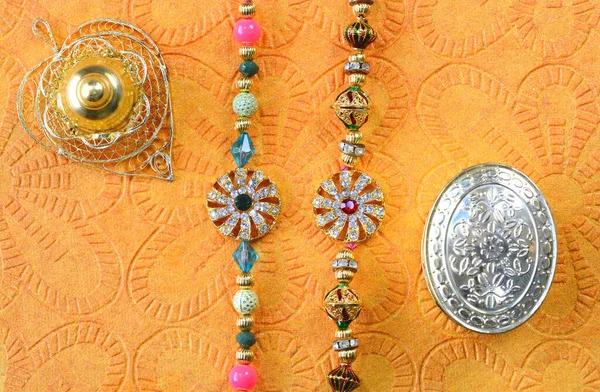 Świętujemy Indyjski Festiwal Raksha Bandhan Kolorowe Rakhi Kamieniami Żółtym Tle — Zdjęcie stockowe