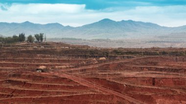 Toprak katmanı linyit maden ve madencilik makine. Birçok büyük kamyon çalışan.