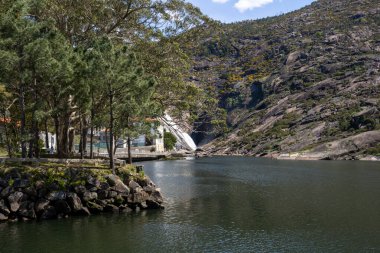 Dumbra, Galiçya, İspanya 'da Şelale. Xallas nehrinin denizle buluştuğu yerde nadir bir şelale okyanusa akar. Şaşırtıcı doğal kıyı manzarası..