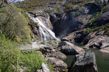 Dumbra, Galiçya, İspanya 'da Ezaro Şelalesi. Xallas nehrinin denizle buluştuğu yerde nadir bir şelale okyanusa akar. Şaşırtıcı doğal kıyı manzarası..
