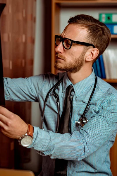 Doctor Observing Ray His Office — Stock Photo, Image