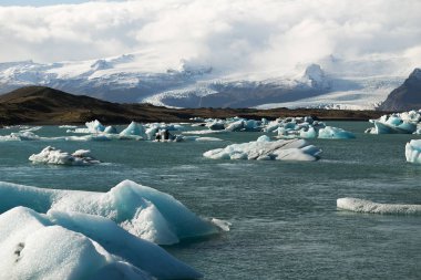 İzlanda'daki mavi buzul 