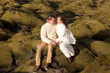 Bir düğün çift İzlanda Mossy Lav Alanları oturuyor 