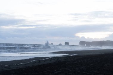 İzlanda / Siyah plajda gece okyanus manzarası