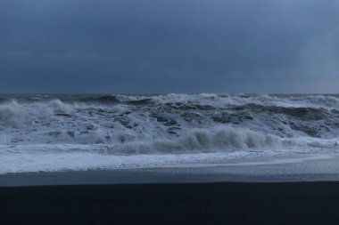 İzlanda / Siyah plajda gece okyanus manzarası