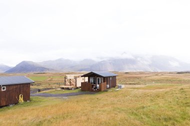 Doğaile çevrili tipik İzlanda evleri