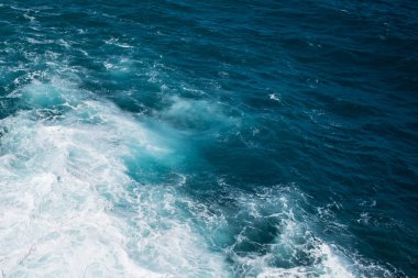 Deniz suyu arka planda sıçrıyor, mavi mermer dokusu
