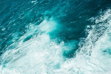 Deniz suyu arka planda sıçrıyor, mavi mermer dokusu