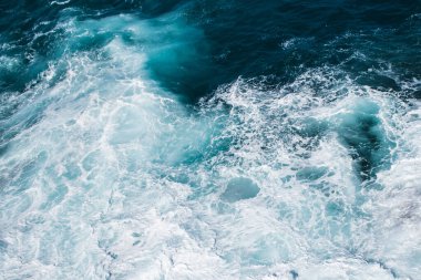 Deniz suyu arka planda sıçrıyor, mavi mermer dokusu