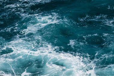 Deniz suyu arka planda sıçrıyor, mavi mermer dokusu