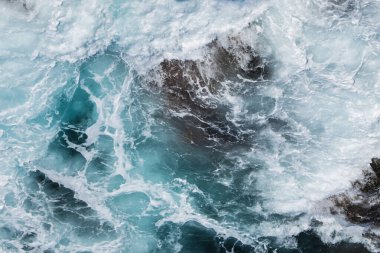 Deniz suyu arka planda sıçrıyor, mavi mermer dokusu