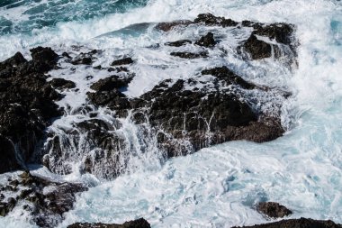 Deniz suyu arka planda sıçrıyor, mavi mermer dokusu