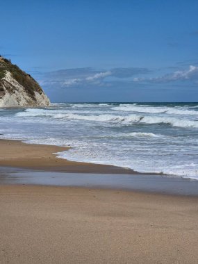 Mavi gökyüzü ile sahilin güzel bir görüntüsü.