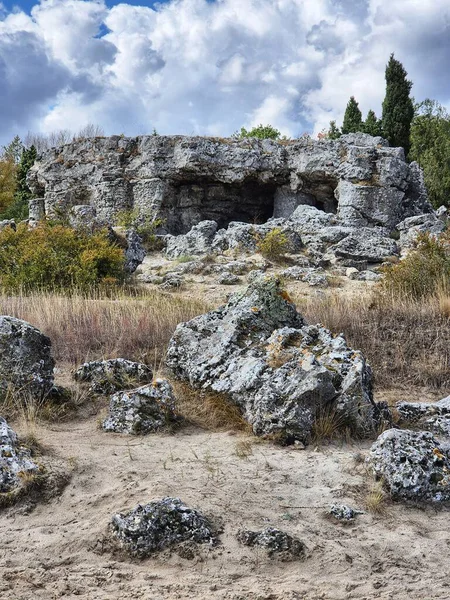  Pobiti Kamani (The Stone Forest) Bulgaristan 'ın Varna kenti yakınlarında yer alan doğal bir simgedir. Taşlaşmış bir ormanı andıran muhteşem kaya oluşumlarından oluşur..