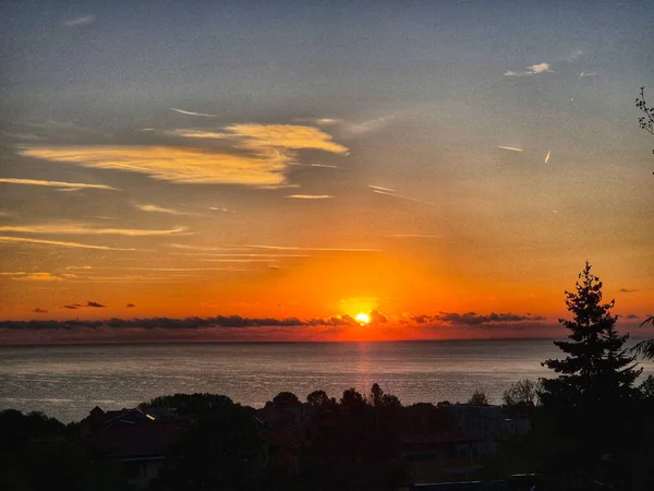 Denizin üzerinde güzel bir gün doğumu. Denizin üzerinde gün batımı