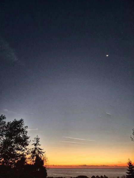 Denizin üzerinde güzel bir gün doğumu. Denizin üzerinde gün batımı. Güzel manzara.