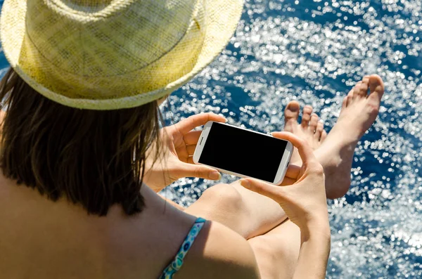 Γυναίκα Καπέλο Καλοκαίρι Κρατώντας Λευκό Smartphone Θαλασσινό Νερό Στο Γιοτ — Φωτογραφία Αρχείου