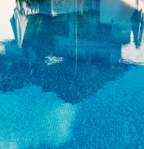 Yüzme Havuzu Güneşlenme Yatakları Spa Sakin — Stok fotoğraf