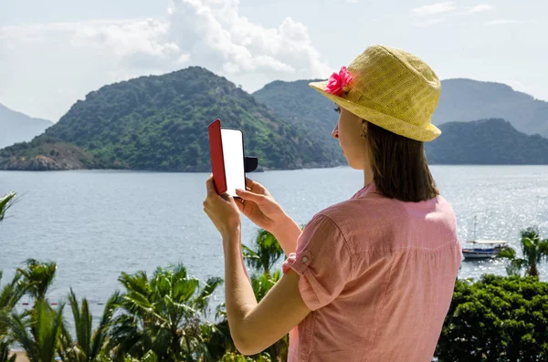 Portréja Egy Mosolygó Alkalmi Sárga Kalap Nyaralás Gazdaság Smartphone Sea — Stock Fotó