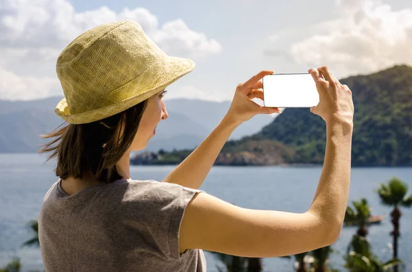 Portréja Egy Mosolygó Alkalmi Sárga Kalap Nyaralás Gazdaság Smartphone Sea — Stock Fotó