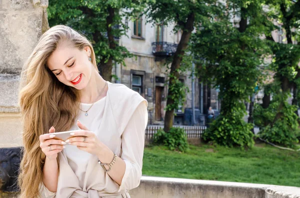 Retrato Sorridente Bussines Mulher Casual Segurando Texto Texto Celular Smartphone — Fotografia de Stock