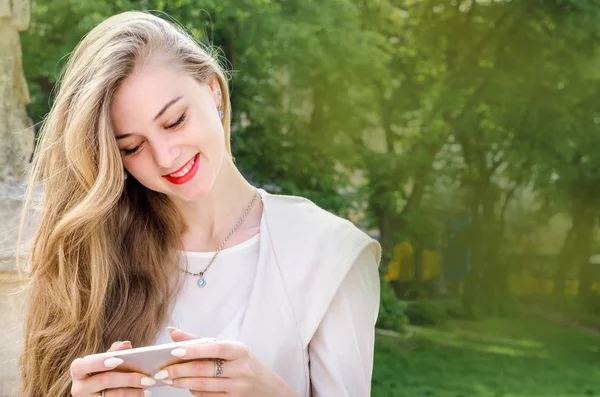 Retrato Sorridente Bussines Mulher Casual Segurando Texto Texto Celular Smartphone — Fotografia de Stock