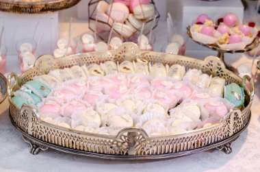 Lezzetli düğün Resepsiyon sır şeker tatlı kek gümüş tabakta. Şeker çubuğu desser.