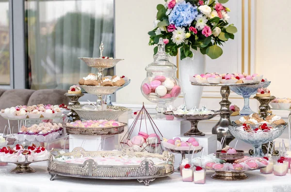 Finom Esküvői Fogadás Cukorkát Desszert Asztal Tele Sütemények Édességek Egy — Stock Fotó