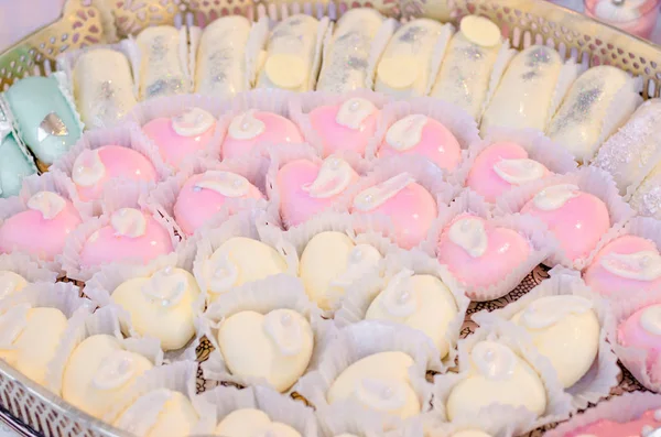 Вкусный Свадебный Прием Глазури Конфеты Сладкие Торты Серебряной Тарелке Candy — стоковое фото