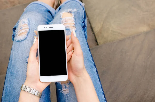 Close Branco Smartphone Celular Segurando Mãos Mulher Elegante Rasgado Jeans — Fotografia de Stock