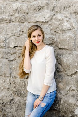 Yazarak metin smartphone telefon hücre içinde café şehir sokak güneşli gün geçmiş uzun saçlı tutan gülümseyen şık casual kadın portresi