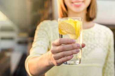 Diyet. Sağlıklı beslenme. Limonata içmek arka planda tutan kadın el doğa açık bulanık. Taze detoks sebze suyu. Sağlıklı yaşam, vejetaryen yemek. Beslenme kavramı.