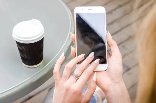 Close Branco Smartphone Celular Segurando Mãos Mulher Elegante Rasgado Jeans — Fotografia de Stock