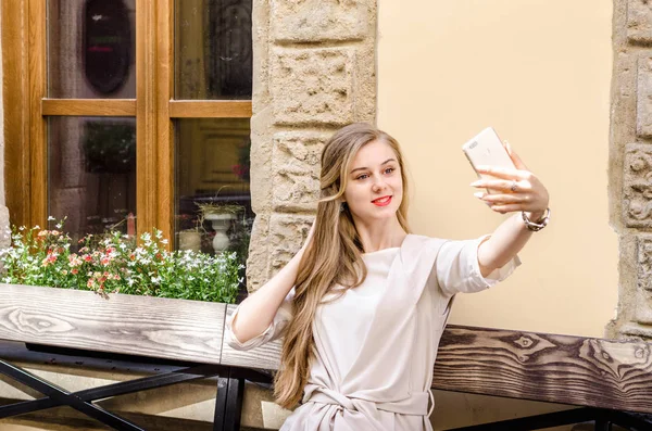 Πορτρέτο Του Ένα Χαμογελαστό Bussines Casual Γυναίκα Κάνει Selfie Στο — Φωτογραφία Αρχείου