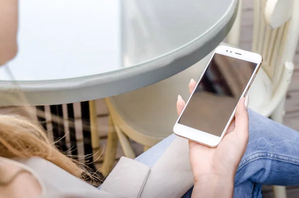Close Branco Smartphone Celular Segurando Mãos Mulher Elegante Rasgado Jeans — Fotografia de Stock