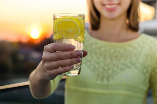 Dieta Alimentação Saudável Mulher Mão Segurando Bebida Limonada Fundo Desfocado — Fotografia de Stock