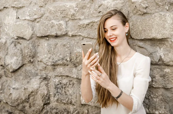 Sorrindo Bussines Mulher Casual Segurando Texto Texto Celular Smartphone Com — Fotografia de Stock