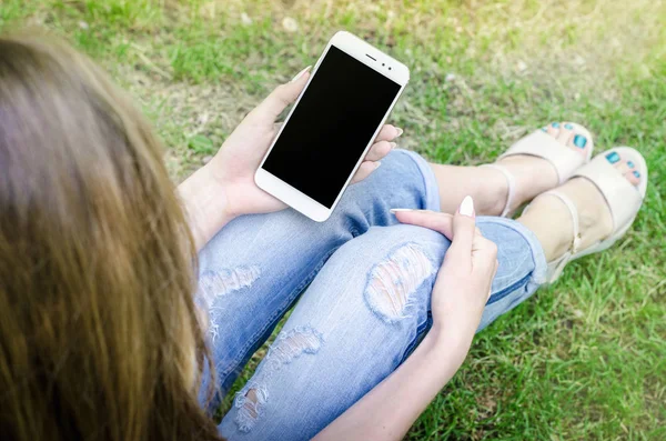 Close Branco Smartphone Celular Segurando Mãos Mulher Elegante Rasgado Jeans — Fotografia de Stock