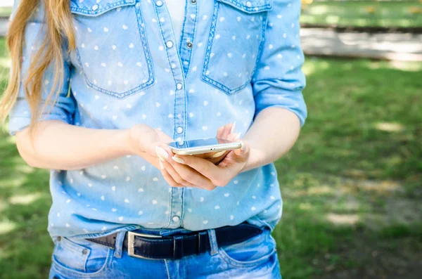 Close Branco Smartphone Celular Segurando Mãos Mulher Elegante Rasgado Jeans — Fotografia de Stock