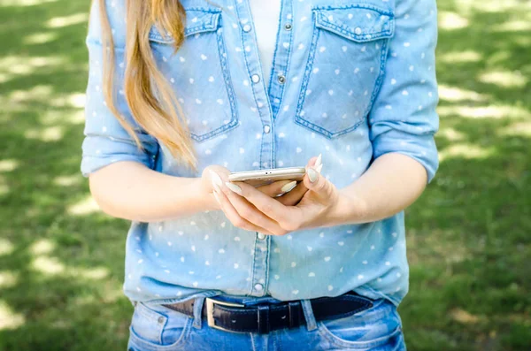Close Branco Smartphone Celular Segurando Mãos Mulher Elegante Rasgado Jeans — Fotografia de Stock