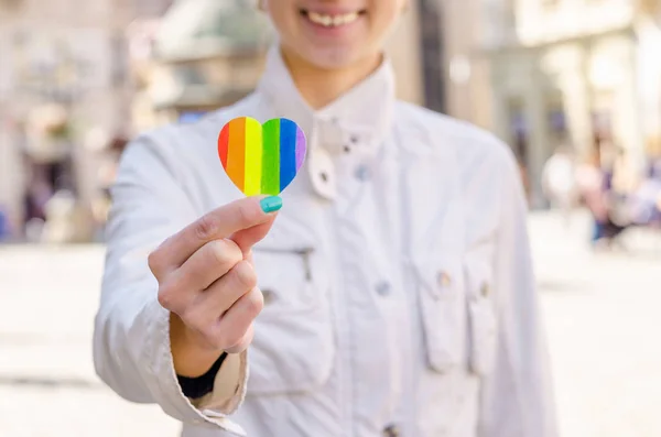 カメラの心 Lgbt プライド権利レズビアン バイセクシュアル トランスジェンダー オタク街晴れた日の背景に女性を示しています プライド Mounth — ストック写真