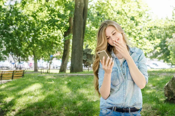 Sorrindo Bussines Mulher Casual Segurando Chamada Smartphone Celular Com Cabelos — Fotografia de Stock