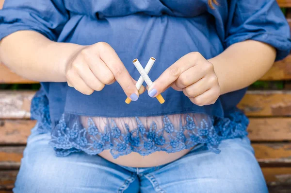 Sluta Röka Cigaretter Gravid Kvinna Holding Bruten Cigarett Händer Ingen — Stockfoto