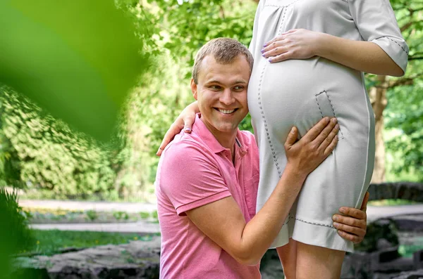 Yakışıklı Adam Güzel Hamile Karısının Mide Göbek Için Dinleme Gülümseyerek — Stok fotoğraf