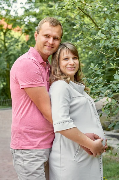 Mujer Embarazada Con Marido Hombre Parque Naturaleza Concepto Familia —  Fotos de Stock