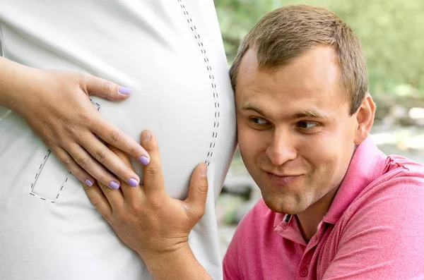 Bell Uomo Sta Ascoltando Pancia Sorriso Della Sua Bellissima Moglie — Foto Stock