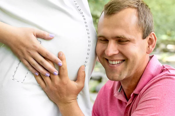 Hombre Guapo Está Escuchando Vientre Hermosa Esposa Embarazada Sonriendo Esposo —  Fotos de Stock