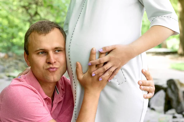 Hombre Guapo Está Escuchando Vientre Hermosa Esposa Embarazada Sonriendo Esposo —  Fotos de Stock