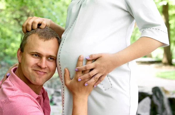 Yakışıklı Adam Güzel Hamile Karısının Mide Göbek Için Dinleme Gülümseyerek — Stok fotoğraf